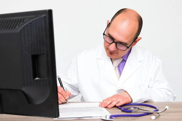 Skallig Kaukasisk Läkare Med Glasögon Vit Rock Som Skriver Hälsorapport — Stockfoto