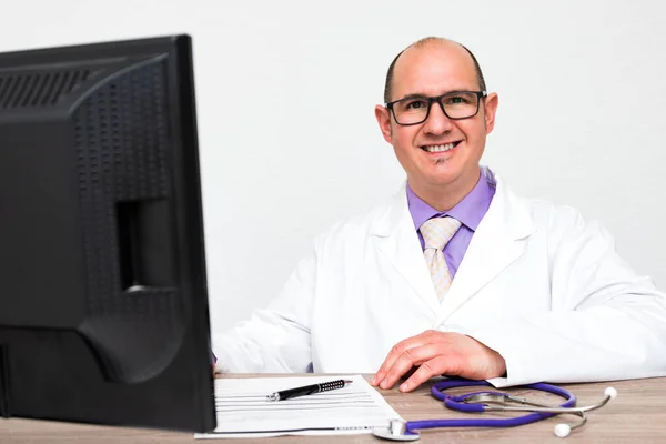 Kaukasisk Skallig Läkare Med Glasögon Vit Rock Som Sitter Framför — Stockfoto
