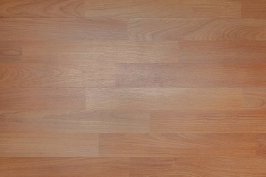 Tam kare parke kat planı yukarıdan görünüyor. Görüntünün ortasına bir ışık yansıyor.