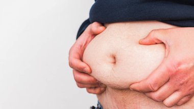 Göbek bölgesinden göbeğini sıkan, beyaz, beyaz, şişman bir adamı yakından çek.,