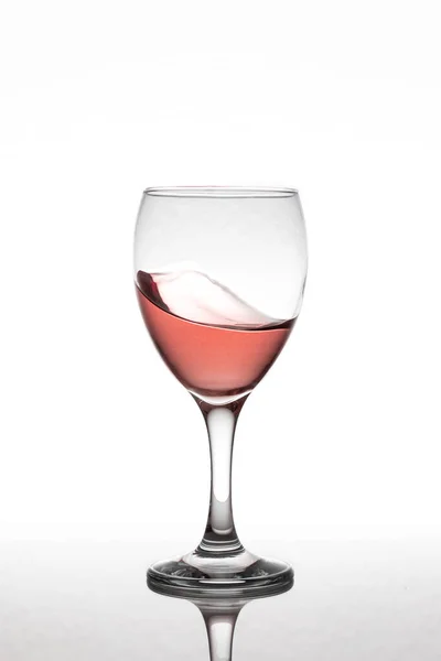 Bewegung Glas Rosenwein Isoliert Auf Weißem Hintergrund Über Einer Reflektierenden — Stockfoto