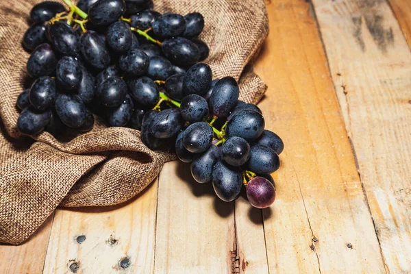Close Bunch Dark Grapes Rustic Wooden Table Sackcloth — Stock Photo, Image