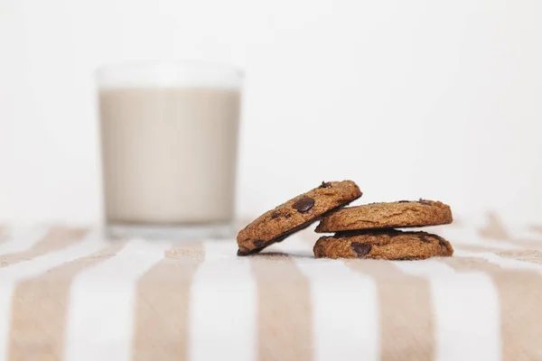 Großaufnahme Gestapelter Kekse Mit Schokotropfen Und Einem Glas Milch Über — Stockfoto