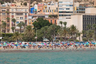 İspanya 'nın Alicante kentindeki Postiguet plajında banyo yapan insanların yatay görüntüsü. 15 Ağustos 2023 Salı, saat 13: 23. GPS koordinatları 3820 'N 028' W.