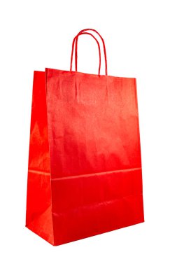 Duran kırmızı kağıt alışveriş torbası beyaza izole edilmiş.