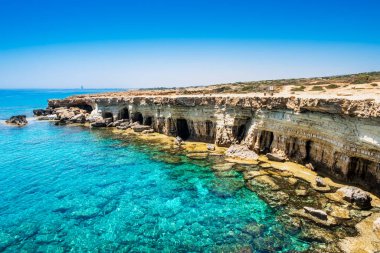 Kıbrıs 'ta Ayia Napa yakınlarında deniz mağaraları. Doğal kaya oluşumu kayalıkların berrak suya atlaması ile ünlüdür. Agia Napa ve Cavo Greco Ulusal Parkı arasındaki dramatik kıyı şeridi.
