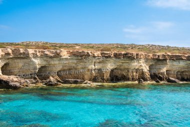 Kıbrıs 'ta Ayia Napa yakınlarında deniz mağaraları. Doğal kaya oluşumu kayalıkların berrak suya atlaması ile ünlüdür. Agia Napa ve Cavo Greco Ulusal Parkı arasındaki dramatik kıyı şeridi.