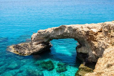 Kıbrıs 'ta Ayia Napa yakınlarında aşk köprüsü. Cape Greco 'da Aşıklar Köprüsü olarak bilinen doğal kaya kemeri oluşumu. Agia Napa ile Cavo Greco Ulusal Parkı arasındaki kıyı şeridinde deniz mağaraları.