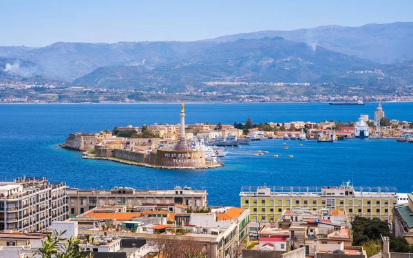 Estreito Messina Entre Sicília Itália Vista Cidade Messina Com Estátua — Fotografia de Stock