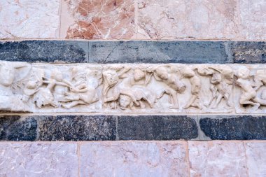 Messina Katedrali ya da Duomo di Messina, Sicilya, İtalya cephesindeki mermer detaylar. Duvarda insan figürleri ve üzüm hasadı resmi var. Mimaride dekoratif öğeler.