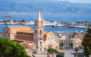 Piazza del Duomo ve Katedral, İtalya ile Messina şehri manzarası. Sicilya ve İtalya arasındaki Messina Limanı ve Boğazı. Arka planda Calabria kıyı şeridi.