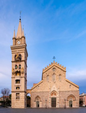 Messina Katedrali ya da Duomo di Messina. Sicilya, İtalya 'daki Piazza Duomo Meydanı' nda bulunan bazilika. Çan kulesi, yaldızlı bronz heykelleriyle en büyük ve en karmaşık astronomik saatiyle ünlüdür.