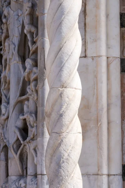 メッシーナ大聖堂やドゥオモ メッシーナのファサードの大理石の詳細 シチリア島 イタリア 彫刻石の列とレリーフ ピンクの大理石の壁 建築における装飾的要素 — ストック写真