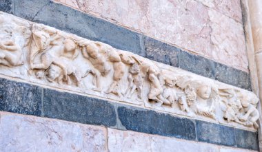 Messina Katedrali ya da Duomo di Messina, Sicilya, İtalya cephesindeki mermer detaylar. Duvarda insan figürleri ve üzüm hasadı resmi var. Mimaride dekoratif öğeler.