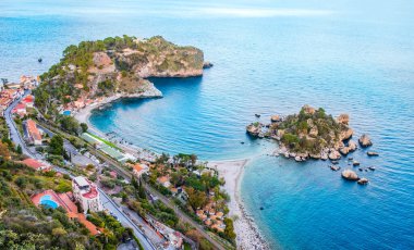 Isola Bella Taormina, Sicilya, İtalya 'da. Kumsalla dar bir yola bağlı küçük, güzel bir adanın havadan görünüşü. İyon denizindeki Sicilya kayalık kıyılarının manzarası. Popüler seyahat hedefi.