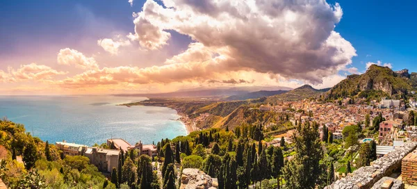 Taormina Sizilien Italien Blick Über Taormina Stadt Auf Einem Hügel — Stockfoto