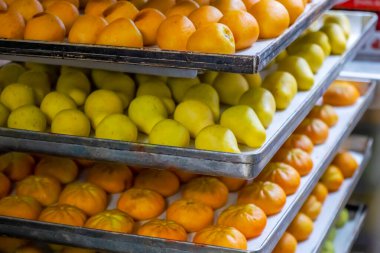 Badem ezmesi meyve çeşitleri. Pastanede turuncu ve armut şeklinde badem ezmesi şekline bürünmüş ve boyanmış şekerlemelere yakın. Martorana meyvesi Güney İtalya 'da tipik bir Sicilya badem ezmesi tatlısıdır..