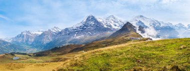 İsviçre Alplerinde sonbahar. Eiger, Wetterhorn, Schreckhorn, Monch, Jungfraujoch ve Jungfrau tepelerinden Wengen ve Lauterbrunnen, İsviçre yakınlarındaki Mannlichen tepelerinden dağ manzarası.