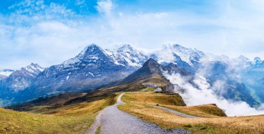 İsviçre Alplerinde sonbahar. İsviçre, Wengen ve Lauterbrunnen yakınlarındaki Mannlichen 'de yürüyüş yolunda. Eiger, Monch, Jungfraujoch ve Jungfrau tepeli dağ sıraları. Grindelwald Vadisi.