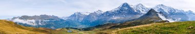 Grindelwald Vadisi ve İsviçre Alpleri 'nin geniş manzarası. Wengen ve Lauterbrunnen yakınlarındaki Mannlichen 'den Eiger, Wetterhorn, Schreckhorn, Monch, Jungfraujoch ve Jungfrau dağları..