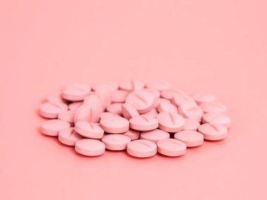 Pembe arka planda pembe haplar yığını. Tıbbi tedavi kavramı ilaç, vitamin ya da takviye. Kadınsı uyuşturucu bağımlılığı. Yaklaş, seçici odaklanma.