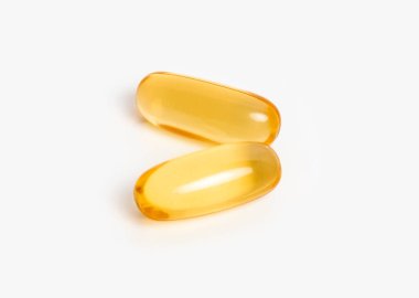 İki izole edilmiş Omega 3, omega 6, omega 9, beyaz zemin üzerinde balık yağı ya da vitamin. Balık yağı vitaminleri ve terapi, diyet ve sağlıklı yaşam tarzı takviyeleri. Kapat..