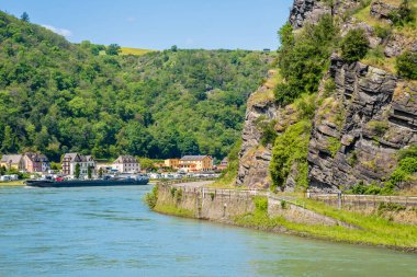 Ren nehrinin kıyısındaki Lorelei kayası Rhineland-Palatinate, Almanya 'da Sankt Goarshausen yakınlarında. Rhein Nehri manzarası ve Rhine Vadisi 'ndeki ünlü Loreley dağı..