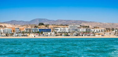 Agadir 'in Fas' taki deniz manzarası. Batı Afrika 'daki Atlas Dağları yakınlarındaki Atlantik Okyanusu kıyısında körfez, sahil, gezinti alanı ve otelleri olan popüler turizm beldesi.