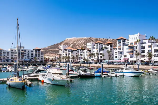 Fas 'taki Agadir Marina' nın deniz manzarası. Lüks daireleri, limandaki tekneleri, dükkanları ve restoranları olan popüler bir turizm bölgesi. Afrika 'da Atlantik Okyanusu kıyısındaki Fas sahil beldesi.