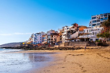 Taghazout, küçük balıkçılık ve sörf köyü kumlu sahil ve Fas Agadir, Fas yakınlarındaki geleneksel Fas binaları. Sörfçüler arasında popüler sahil beldesi.