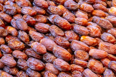 Fas 'taki çarşıda kurutulmuş tarihler. Meyve yığını marketin tezgahında tüm çerçeveyi dolduruyor. Organik kurutulmuş meyveler tatlılara iyi bir alternatif..