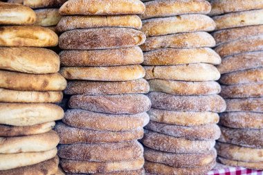 Sokak pazarında bir yığın taze Fas ekmeği. Fas 'ta Khubz, Batbout, Mkhamer veya Harcha adı verilen geleneksel taze pişmiş ekmek..