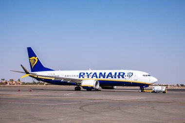 Marakeş - SEP 15, 2023: Ryanair Boeing 737 MAX 8 uçağı Fas 'taki Marakeş havaalanında. Ryanair düşük maliyetli havayolu, Avrupa 'da popüler..