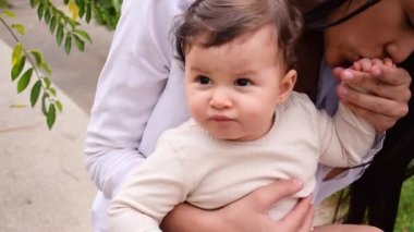 Güzel, mutlu bir bebek, annesinden çok fazla sevgi görüyor..