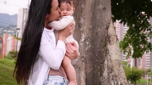 Latina Moeder Het Dragen Van Haar Baby Met Veel Liefde — Stockvideo