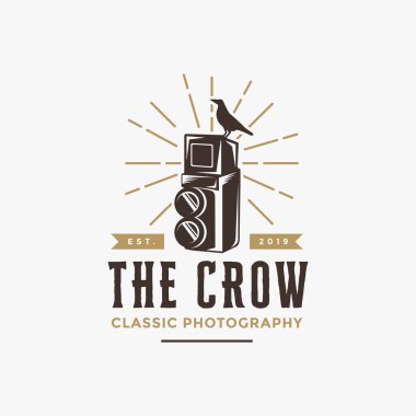Klasik hipster eski kamera ve karga kuzgun kuş logosu