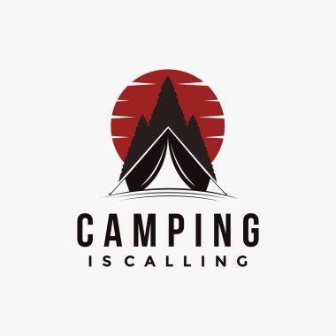 Açık hava macera kamp rozet logosu ile çam ağaçları orman ve çadır vektör çizimleri şablon