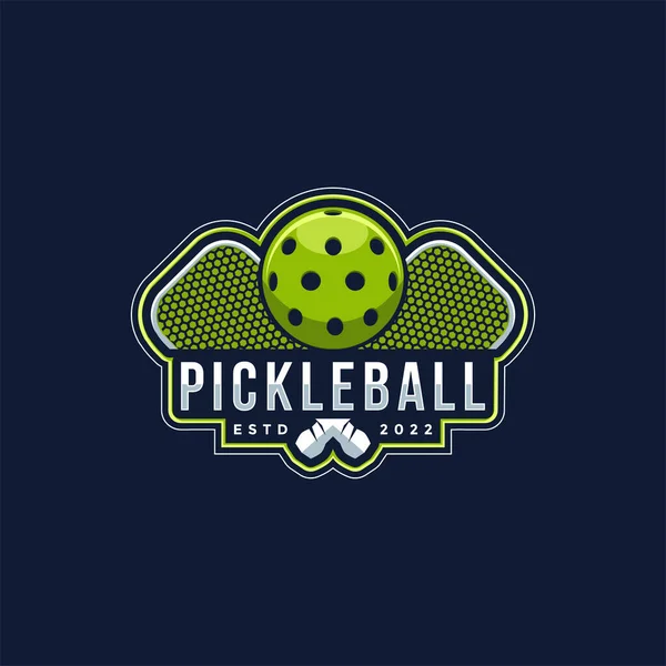 Amblem rozeti Pickleball kulüp logosu tasarımı, picleball raketi ve beyaz arkaplanda top ikonu vektörü