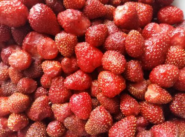 Lezzetli ve parlak kırmızı çilekler, lezzetli yiyecekler.