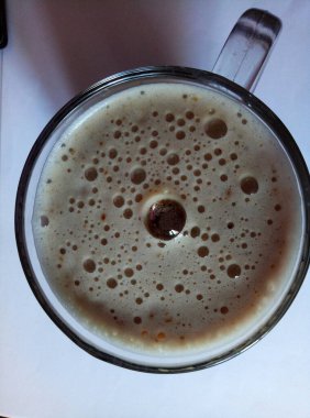 Beyaz arka planda bir fincan kahve.