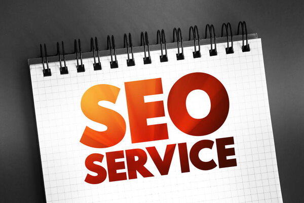 SEO Service - услуга цифрового маркетинга, которая улучшает ранжирование в результатах поиска по ключевым словам, текстовая концепция на блокноте