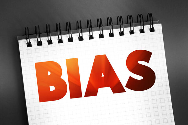 Предвзятость - непропорциональный вес в пользу или против идеи или вещи, текстовая концепция на блокноте