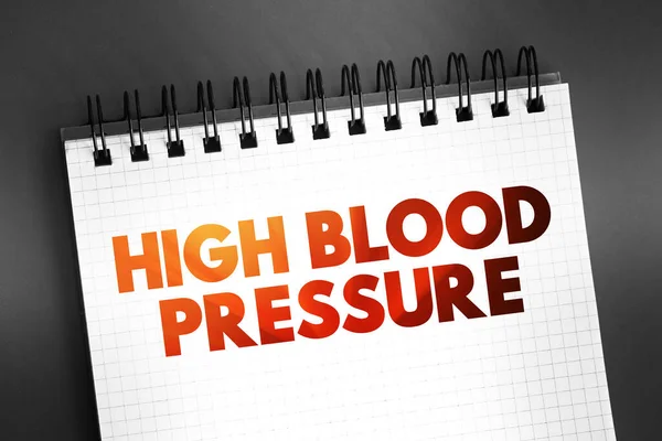 高血压 高血压 是指血压高于正常水平 写在记事本上 概念背景 — 图库照片