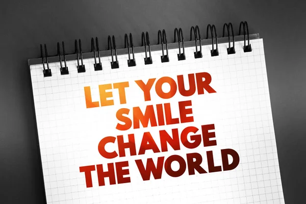 Αφήστε Χαμόγελό Σας Αλλάξει Κείμενο Του Κόσμου Στο Σημειωματάριο Φόντο — Φωτογραφία Αρχείου