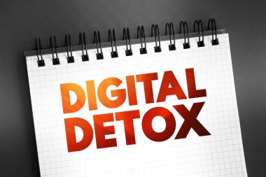 Dijital Detox - kişinin gönüllü olarak dijital aygıtlar kullanmaktan kaçındığı zaman dilimi, not defterine metin