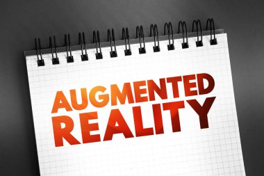 Artırılmış gerçeklik - gerçek dünyada bulunan nesnelerin bilgisayar tarafından oluşturulan bilgi, not defterindeki metin konseptiyle geliştirildiği gerçek dünya ortamının etkileşimli deneyimi