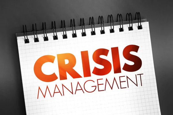 危机管理 一个组织处理可能损害该组织或其利益攸关方的破坏性和意想不到事件的过程 记事本上的文字概念 — 图库照片