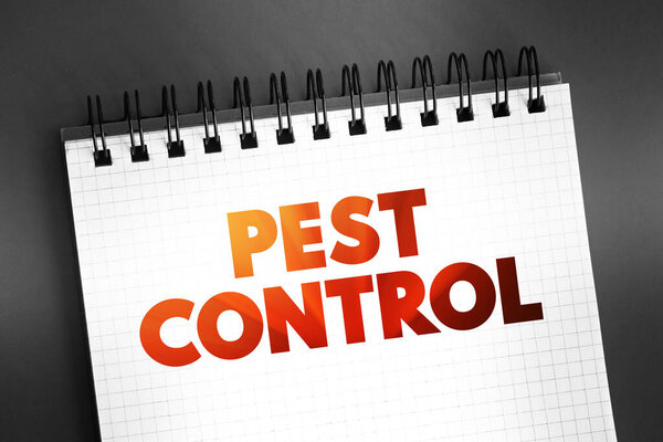 Pest Control - регулирование или управление видом, определенным как вредитель, что негативно влияет на деятельность человека, текстовая концепция на блокноте