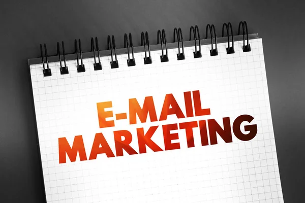 Mail Marketing Akt Odeslání Obchodní Zprávy Skupině Lidí Pomocí Mailu — Stock fotografie
