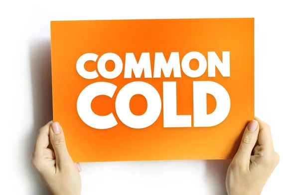 感冒是一种病毒感染你的鼻子和喉咙 上呼吸道 文字概念在卡片上 — 图库照片